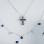 Dije de Cruz con Zafiro y cadena - PINETA - Oro Blanco 18K