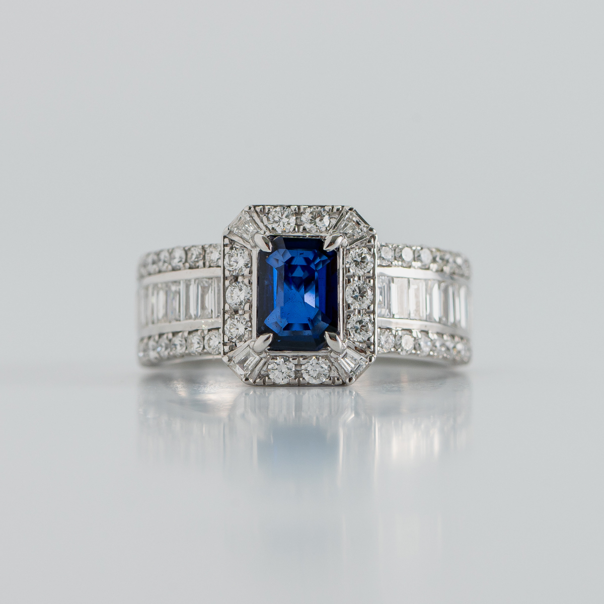 Anillo Zafiro Rectángulo con brillantes - PINETA - Oro Blanco 18K