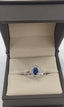 Anillo Zafiro con brillantes - PINETA -  Oro Blanco 18K